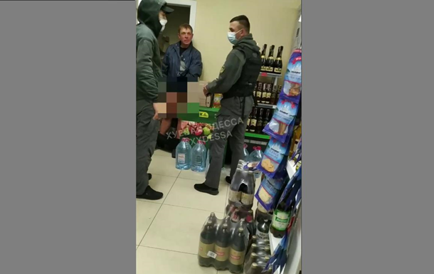 В Одесі п яний покупець роздягся у супермаркеті