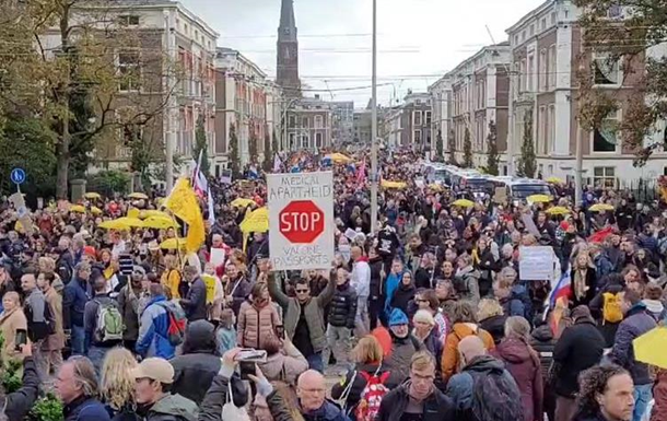 В Гааге прошли массовые протесты против COVID-ограничений