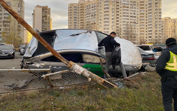 В Киеве авто на огромной скорости влетело в стоянку - «Украина»