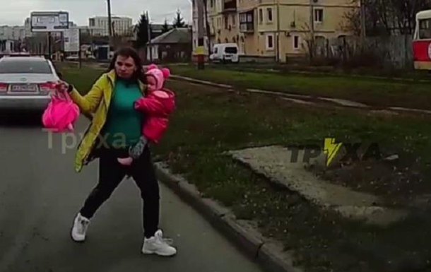 В Харькове пьяная мать уронила на улице ребенка