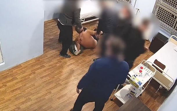 Опубликовано видео жесткого переведения Саакашвили в тюремную больницу