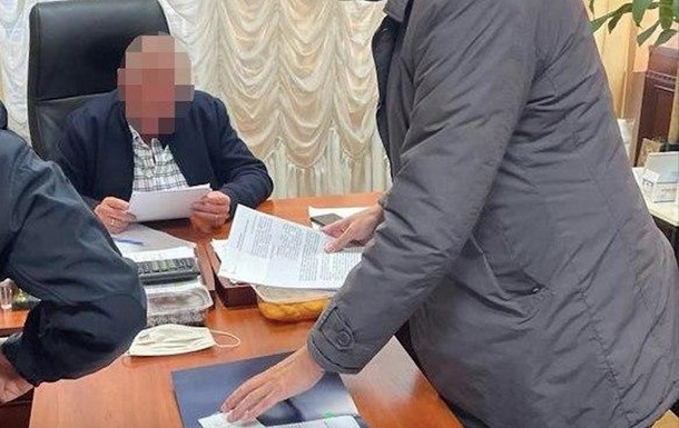 На Київщині двох чиновників затримали на хабарі в $20 тисяч