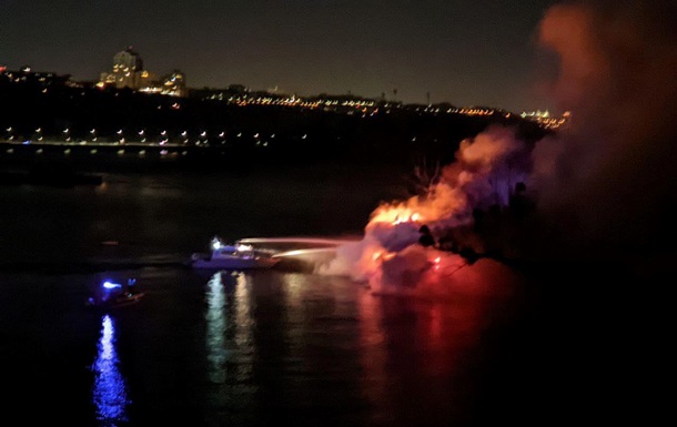 В Киеве загорелся ресторан на воде