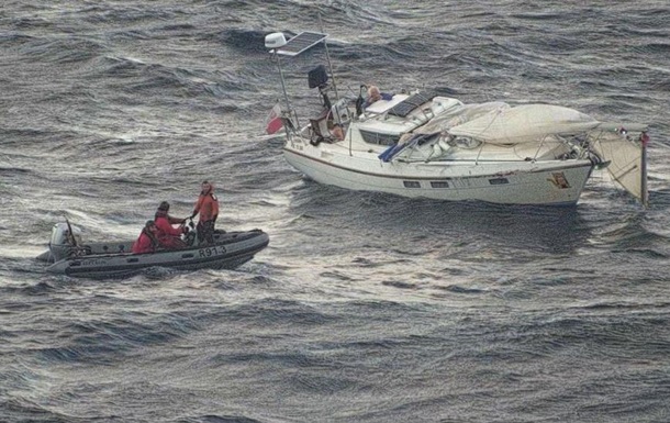 У берегов Франции авианосец протаранил яхту
