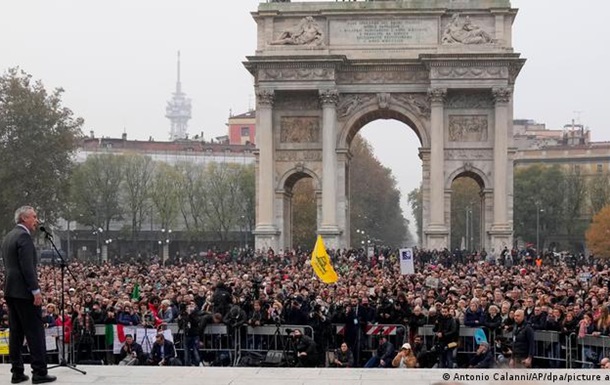 В Італії тисячі людей протестували проти COVID-обмежень