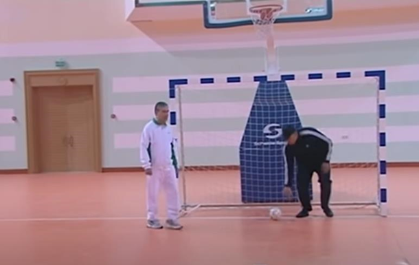 Глава Туркменістану пограв із міністрами у футзал