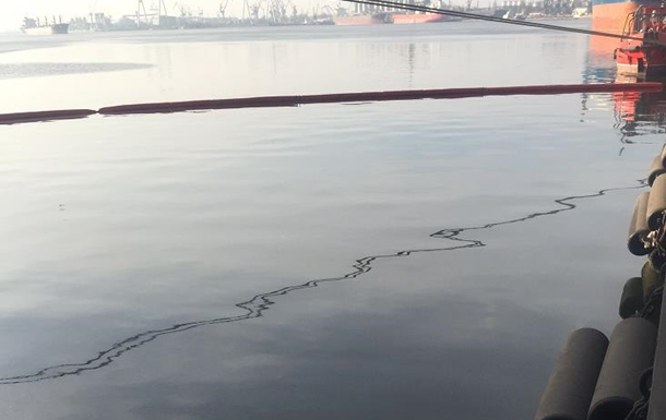 Разлив масла: в Николаеве ликвидировали загрязнение в акватории морпорта