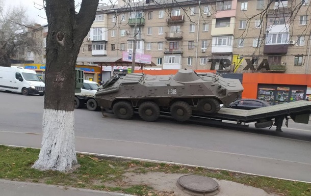 В Харькове БТР свалился с тягача
