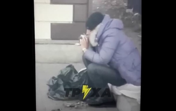 В Полтаве на видео попала женщина, поедающая сырого голубя