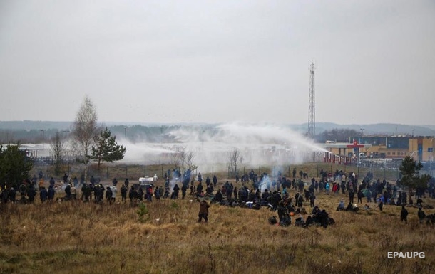 Польща застосувала водомети проти мігрантів на кордоні