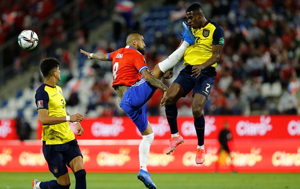 Відаль мало не зніс голову еквадорцю у матчі збірних