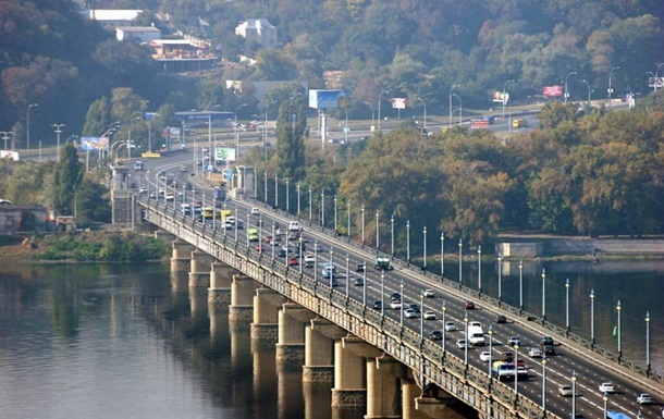У Києві на мосту Патона демонтували одну з колон
