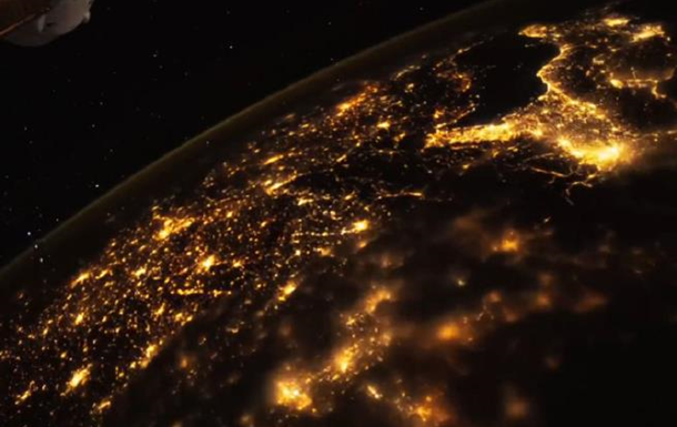 С борта МКС сняли зрелищное видео ночной Европы