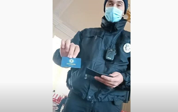 У Чернігові поліцейський вимагав у пасажира, котрий їв, надіти маску 