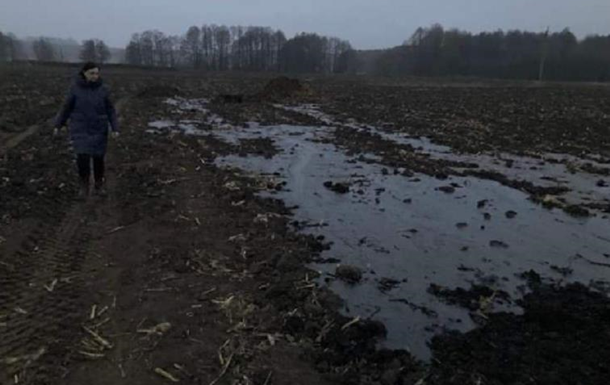 На Сумщине из-за аварии на нефтепроводе произошел разлив нефти в поле