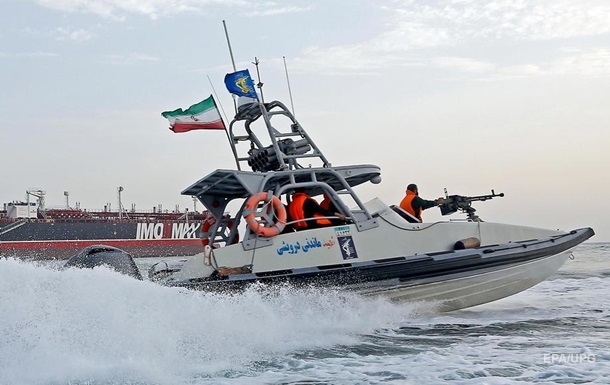 Иран задержал иностранное судно за контрабанду топлива