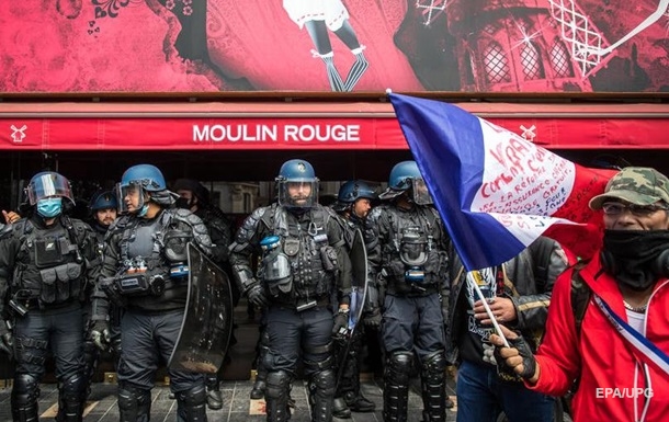 В Париже протесты, копы применили слезоточивый газ