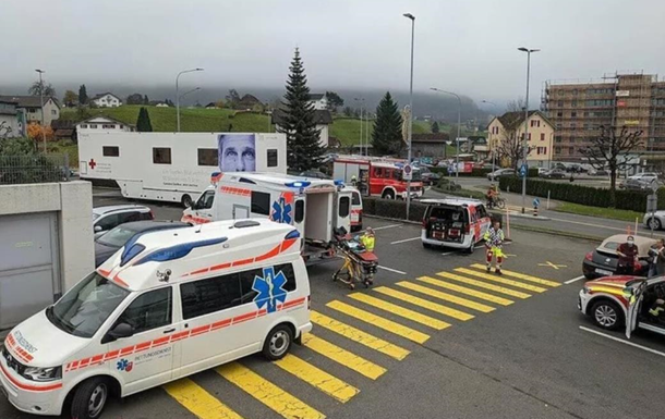 Шесть женщин пострадали при обрушении новогодних украшений в Швейцарии