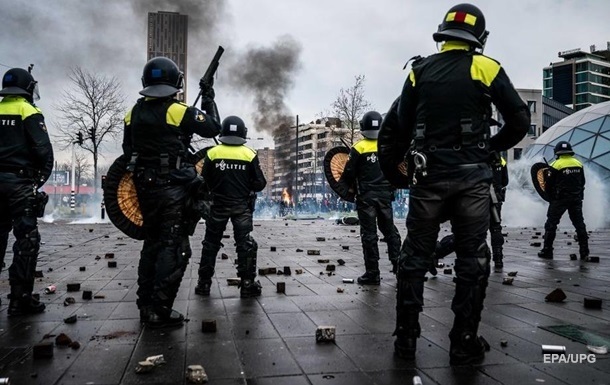 В Гааге протесты против COVID-ограничений закончились беспорядками