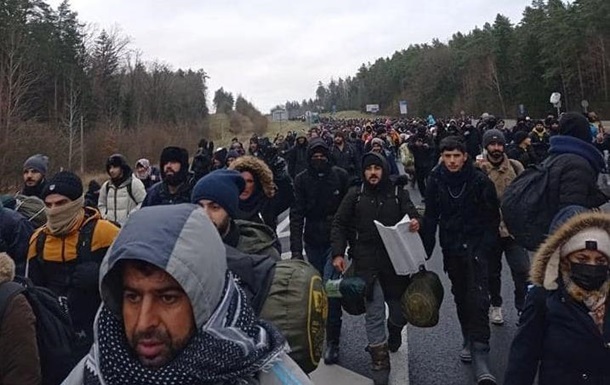 Ситуація з мігрантами: Франція закликала РФ вплинути на Білорусь