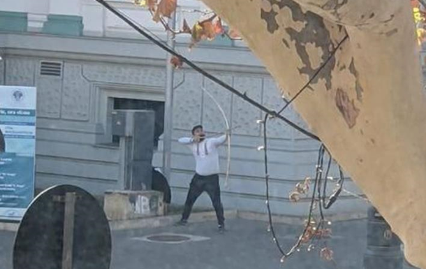 В Кишиневе мужчина пытался обстрелять из лука здание горсовета