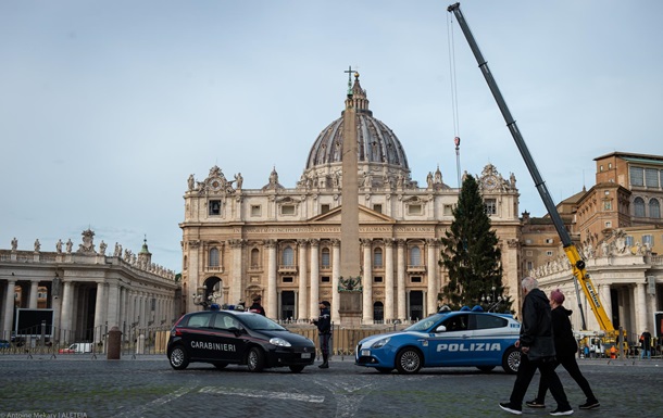 У Ватикані встановили різдвяну ялинку