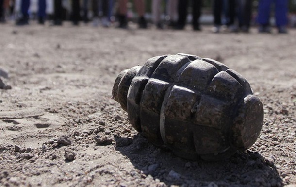 Двое людей пострадали при взрыве гранаты в Донецке