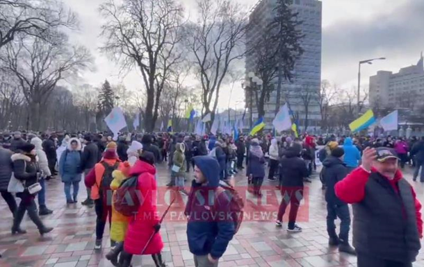 У центрі Києва мітингують антивакцинатори: рух обмежений