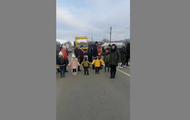 На Буковині протестувальники з дітьми перекрили дорогу