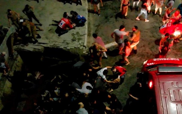 В Бразилии на вечеринке люди провалились в яму