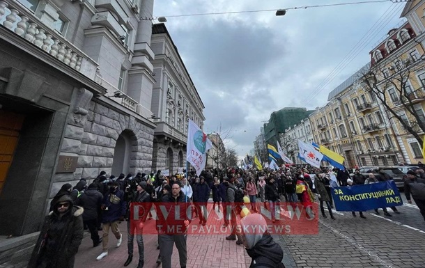 В Киеве протестующие антивакцинаторы дошли до СБУ