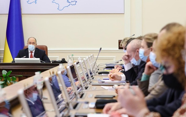 Кабмин одобрил отмену санкций против двух бывших депутатов Крыма