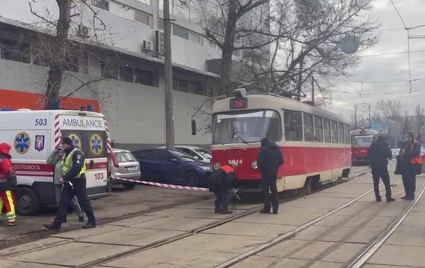 У Києві жінка потрапила під трамвай