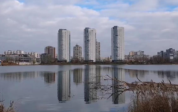 У Києві помітили пляму нафти в Кирилівському озері