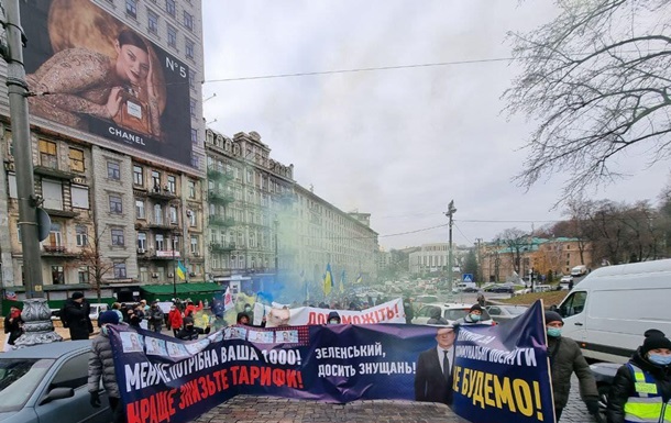 У Києві колона мітингувальників йде до Кабміну