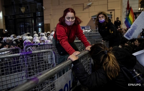 В Турции против протестующих женщин применили газ