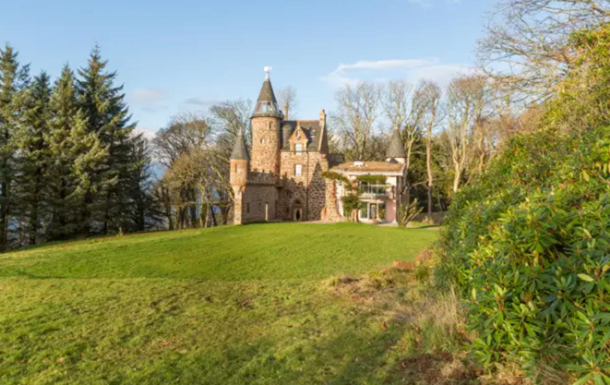 У Шотландії здають в оренду рожевий замок 14 століття