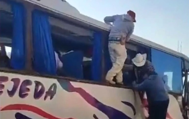 У Мексиці автобус врізався в будинок, 19 загиблих