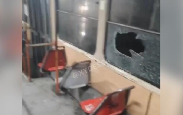 В Одесі розбили вікно трамвая та поранили пасажира