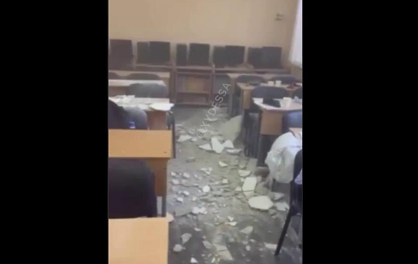 В Одесі на дітей під час уроку впала стеля