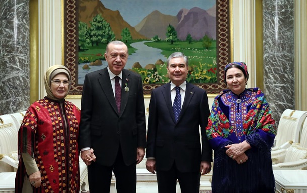 У ЗМІ з явилося перше фото дружини президента Туркменістану