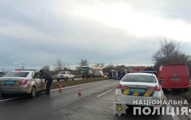 У ДТП на трасі Одеса-Мелітополь загинула людина, шістьох травмовано