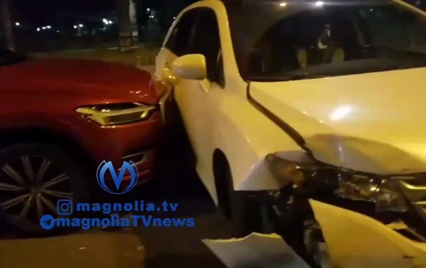 В Киеве убегавший от полиции разбил четыре авто