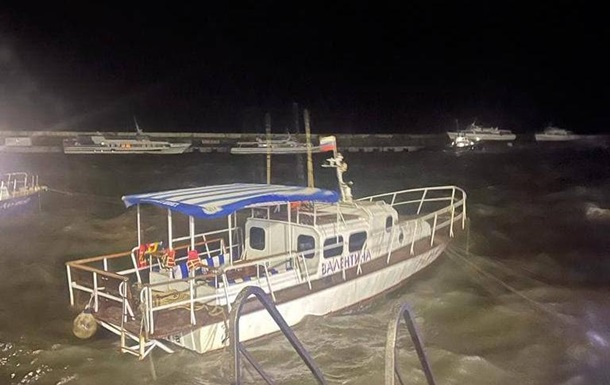 В Ялте из-за урагана пострадало шесть суден