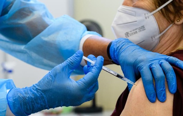 У США рекомендують всім дорослим робити бустерну дозу вакцини 