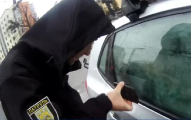 У Львові поліцейські відволікали мультиками замкнену в авто дитину