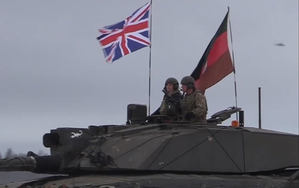 Глава МЗС Британії в Естонії проїхалася на танку