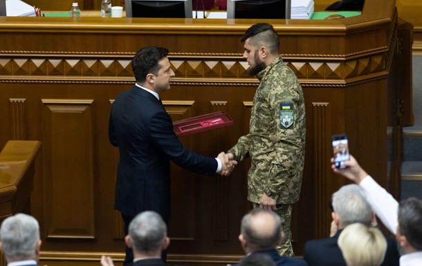 Зеленский присвоил звание Героя Украины добровольцу ПС