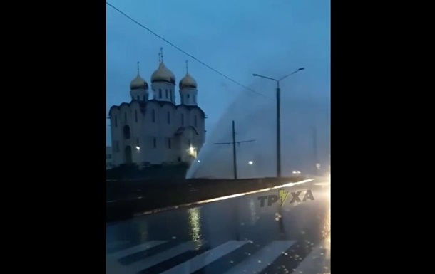 В Харькове из-под земли забил мощный фонтан