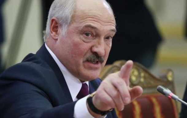 Лукашенко говорит, что беженцам на польской границе переправляли оружие Украина